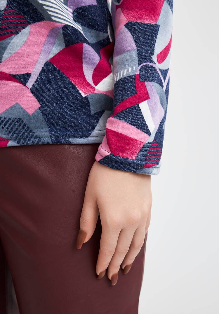 Джемпер-водолазка с абстрактным принтом шир.  750, рис. 12