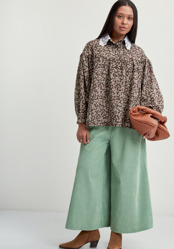 Блуза из микровельвета с ажурным воротником шир.  580, рис. 31