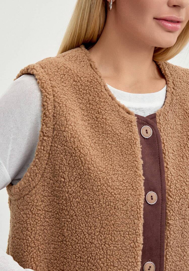 Жилет с отделкой из замши шир.  750, рис. 22