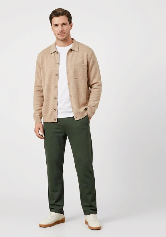 Брюки с цельнокроеным поясом на резинке шир.  580, рис. 1