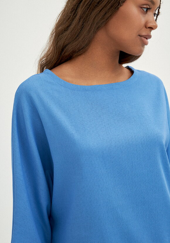 Блуза с контрастной внутренней отделкой шир.  580, рис. 22