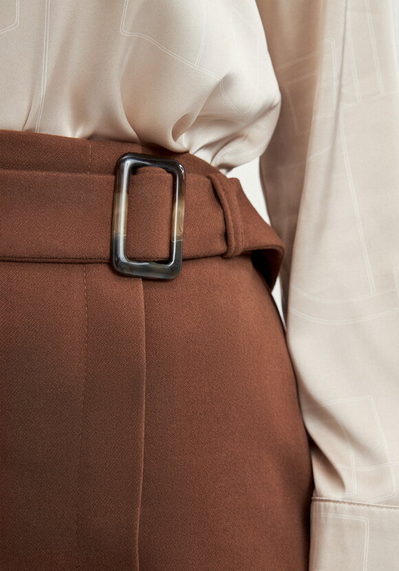 Юбка прямая с пряжкой шир.  580, рис. 5