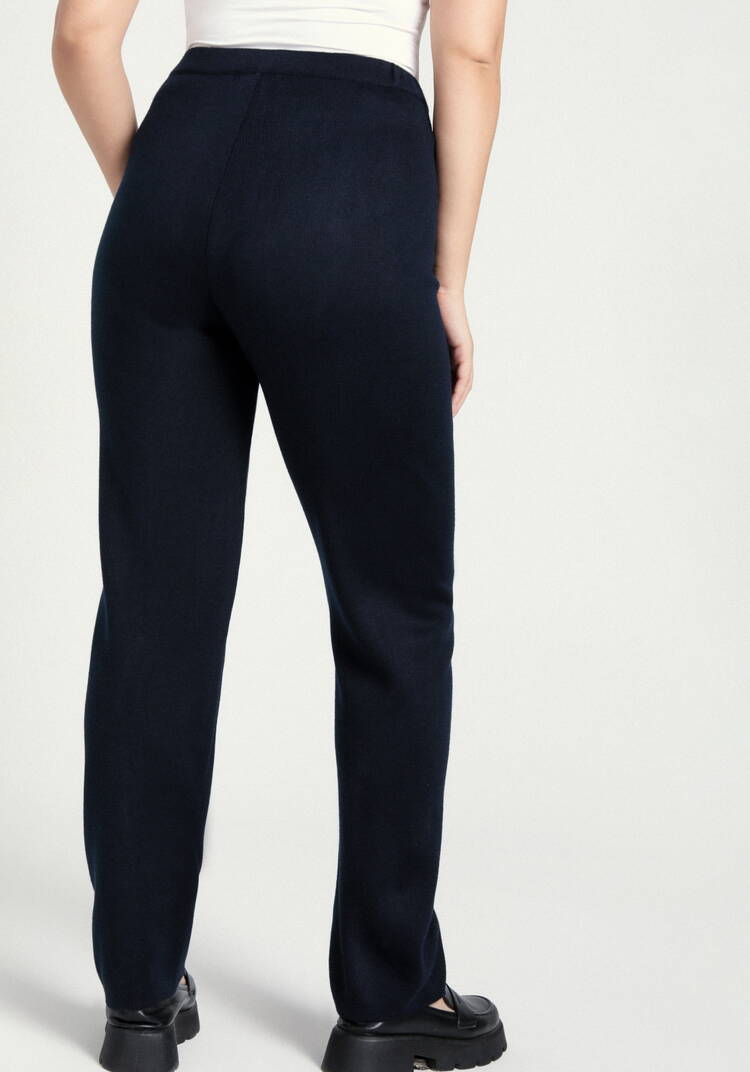 Брюки прямые зауженные книзу на резинке шир.  750, рис. 24