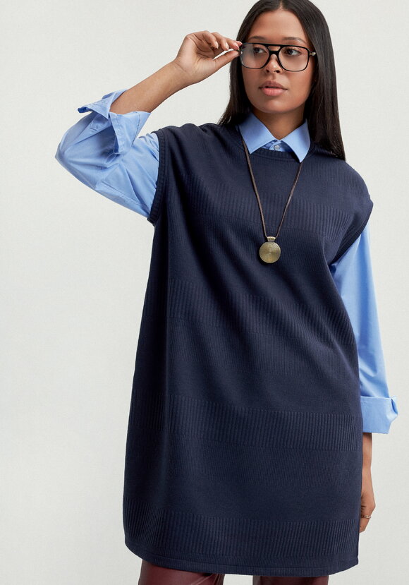 Жилет из трикотажа с фактурным рисунком шир.  580, рис. 17