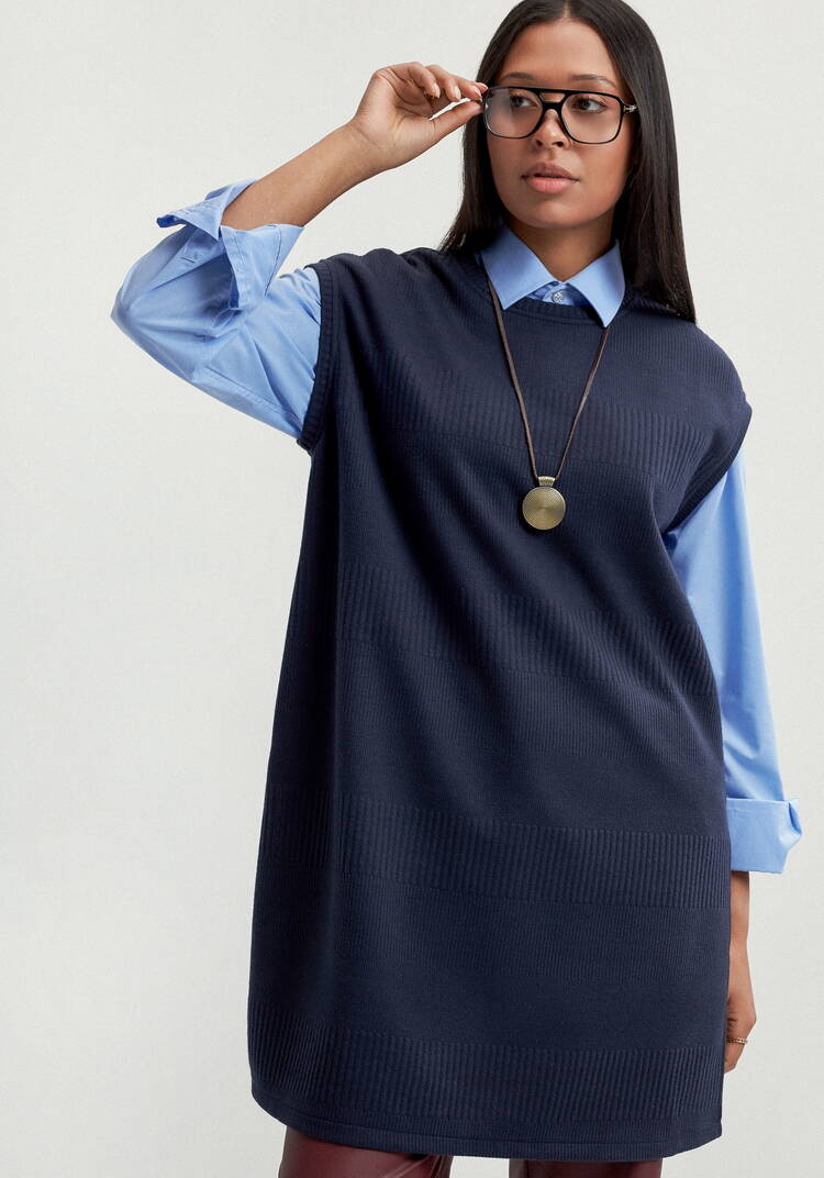 Жилет из трикотажа с фактурным рисунком шир.  750, рис. 17