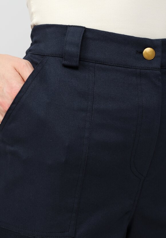 Брюки прямые с рельефами и отстрочками шир.  580, рис. 5