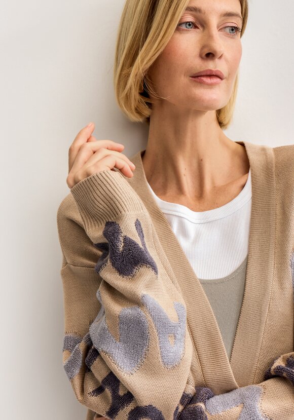 Кардиган с объемным леттерингом шир.  580, рис. 6