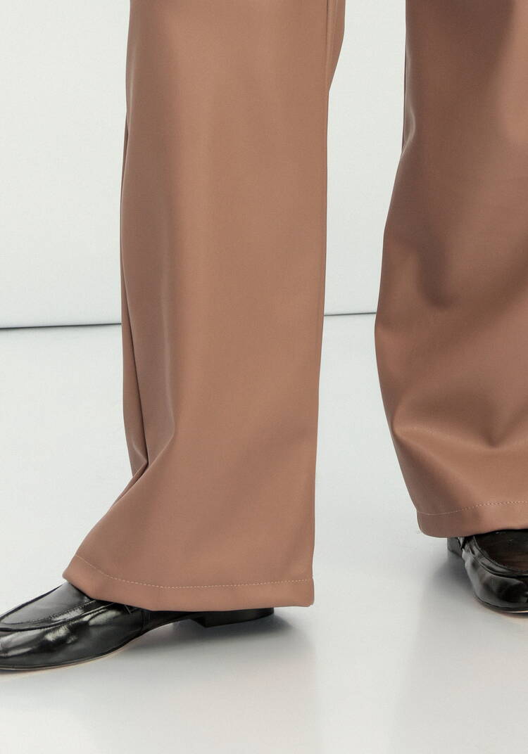 Брюки прямого кроя из экокожи шир.  750, рис. 20