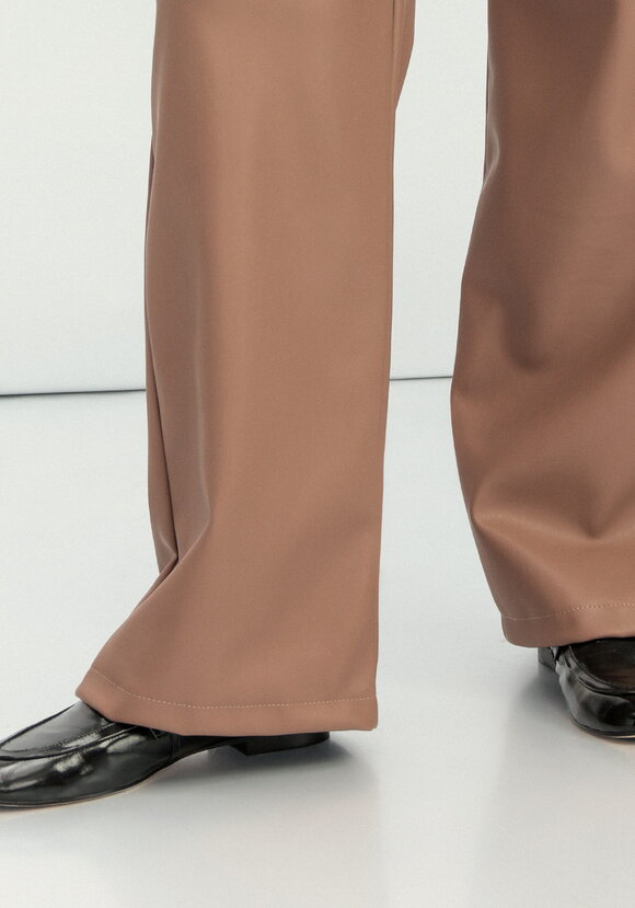 Брюки прямого кроя из экокожи шир.  580, рис. 20