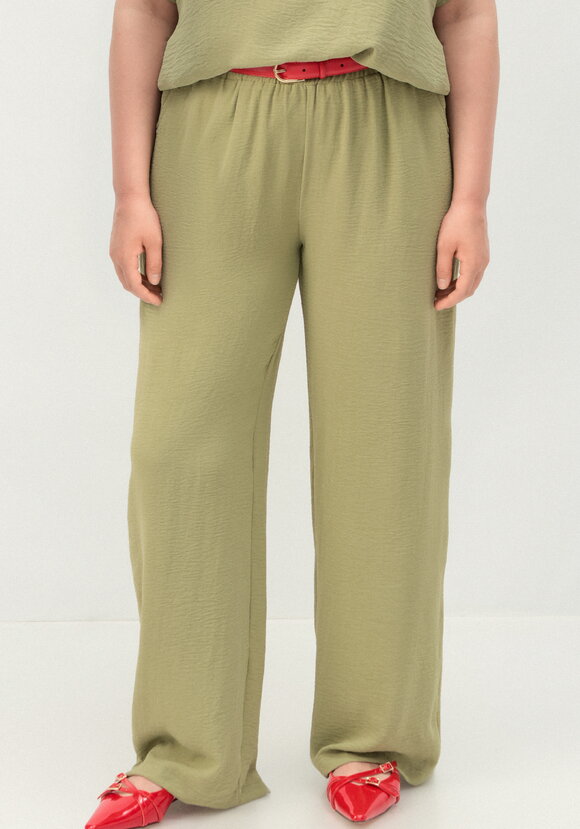 Брюки с карманами, свободного кроя шир.  580, рис. 43