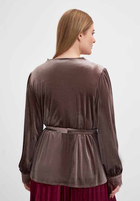 Блуза бархатная со вставками из кружева шир.  580, рис. 9