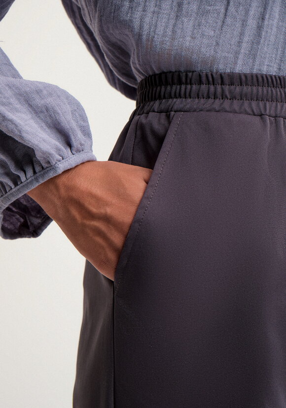 Брюки бананы с конструктивными линиями шир.  580, рис. 22