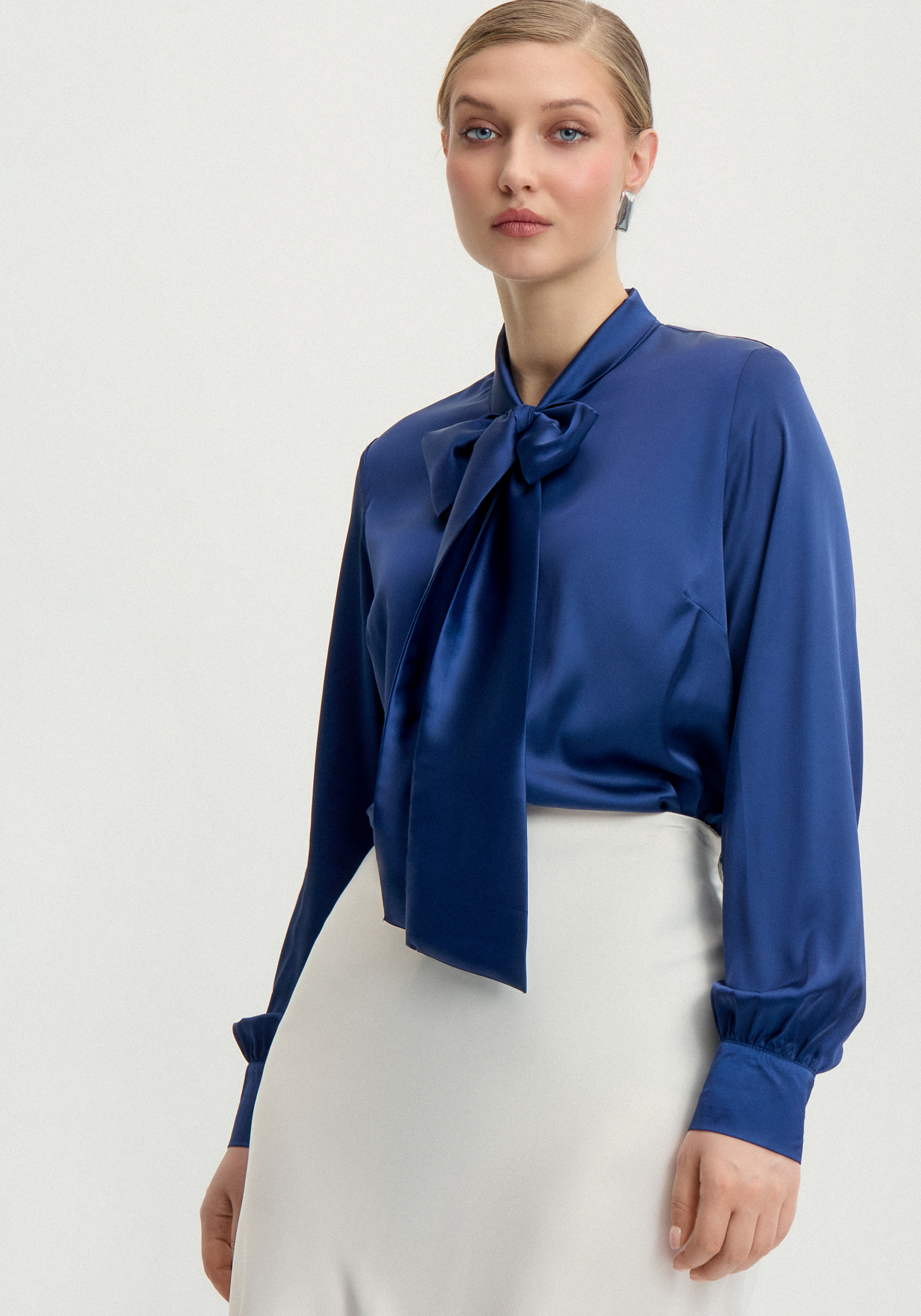 Блуза шелковая на пуговицах с бантом