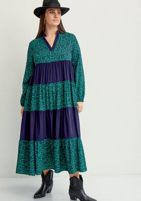 Платье с ярусами и V-образным вырезом