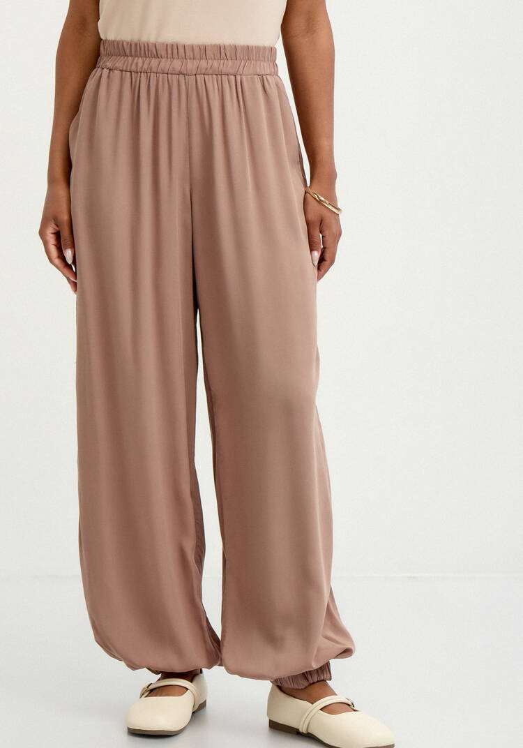 Брюки широкие с карманами на резинке по низу шир.  750, рис. 36