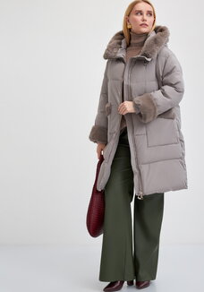 Пальто с меховой опушкой под норку