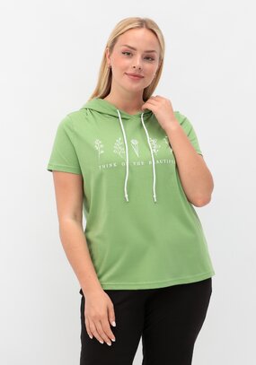 Футболка с капюшоном и лаконичным принтом