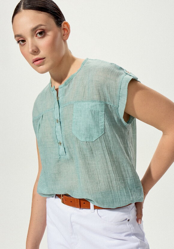 Блуза с коротким рукавом и карманом на груди шир.  580, рис. 25