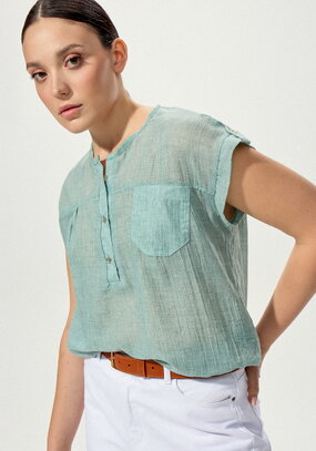 Блуза с коротким рукавом и карманом на груди