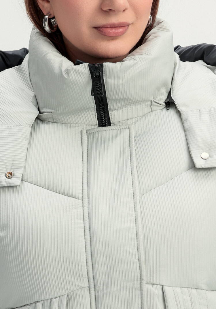 Пуховик с капюшоном и объемными карманами шир.  750, рис. 32