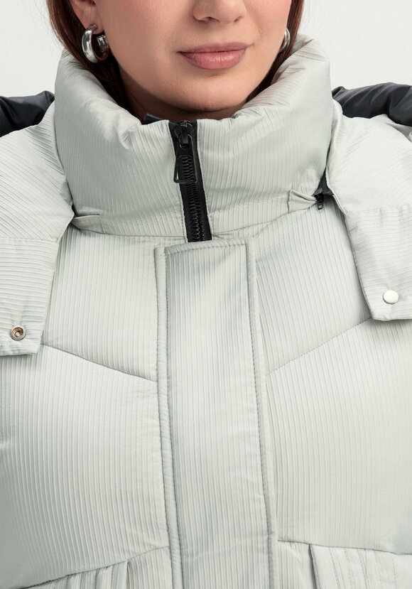 Пуховик с капюшоном и объемными карманами шир.  580, рис. 32