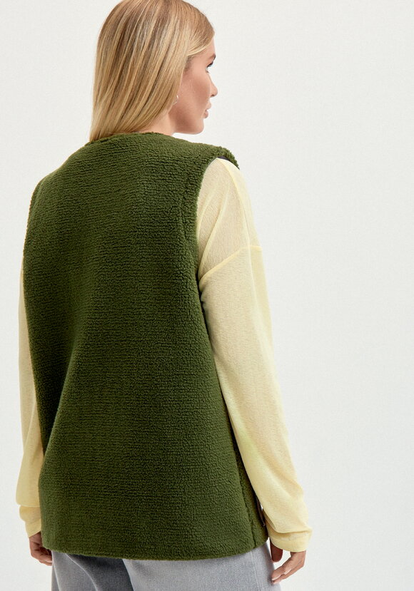 Жилет с отделкой из замши шир.  580, рис. 3