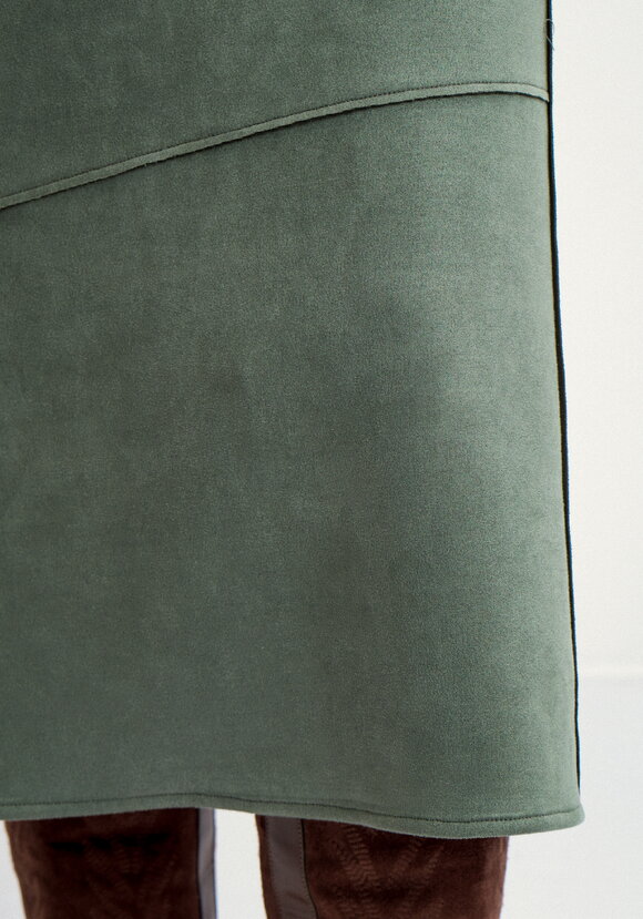 Юбка с конструктивными отстрочками шир.  580, рис. 6