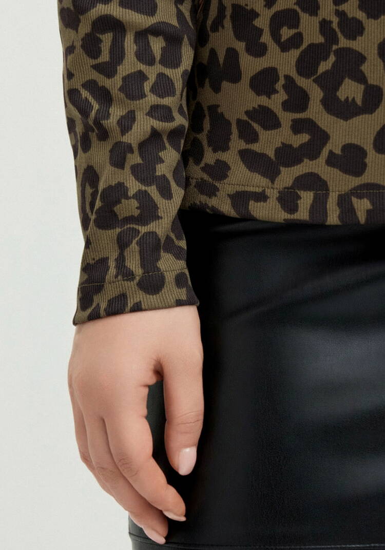 Лонгслив с анималистичным принтом шир.  750, рис. 12