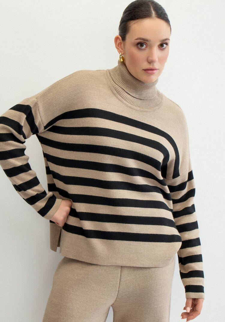 Свитер в полоску с высокой горловиной шир.  750, рис. 12