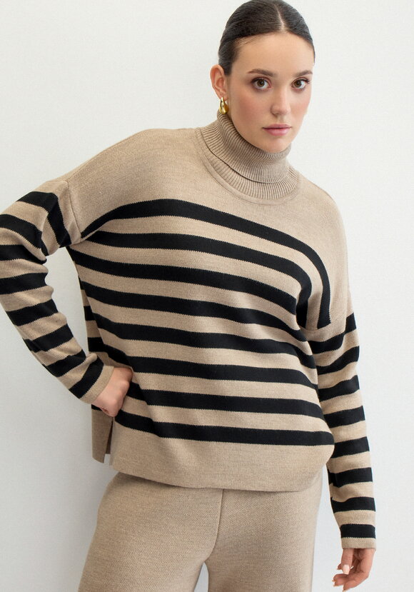 Свитер в полоску с высокой горловиной шир.  580, рис. 12
