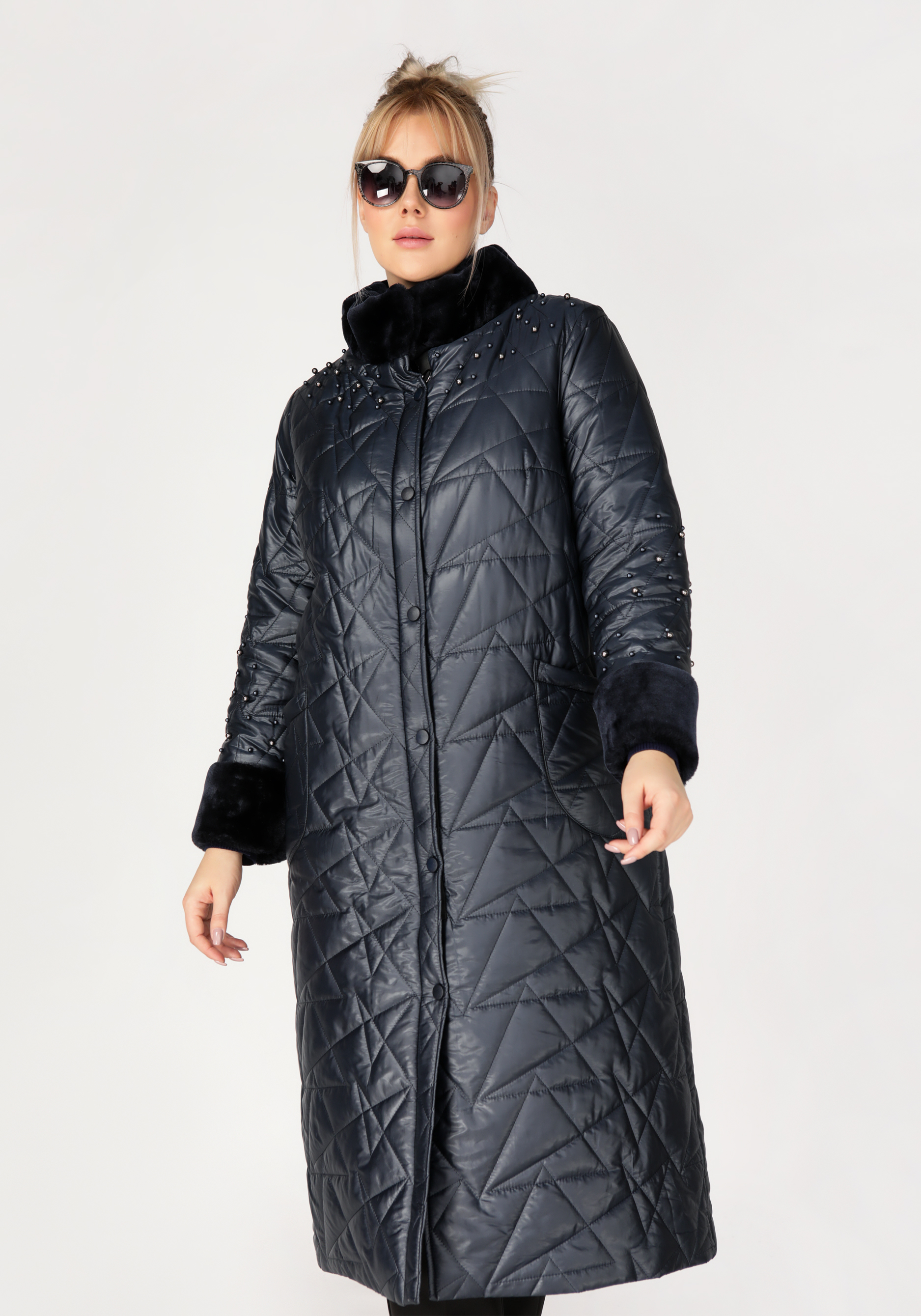 Пальто с экомехом и декором из жемчуга