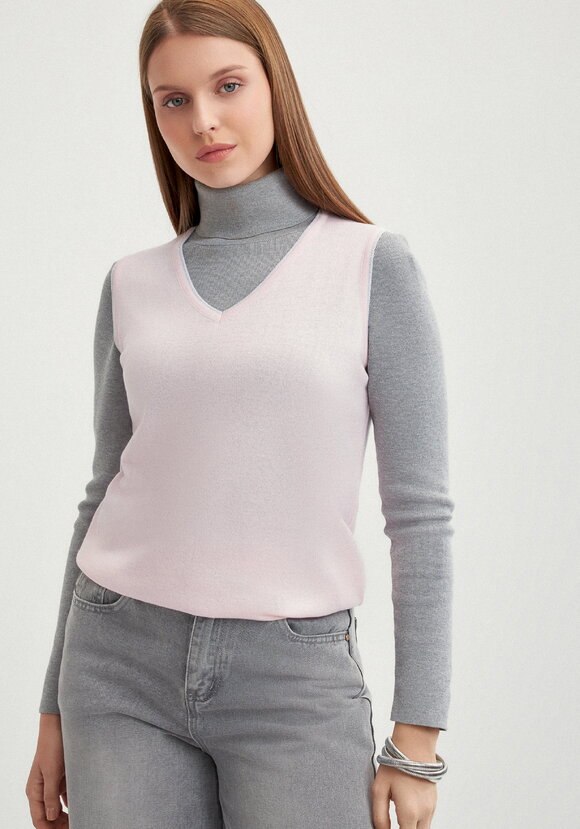 Топ с V-образным вырезом шир.  580, рис. 17