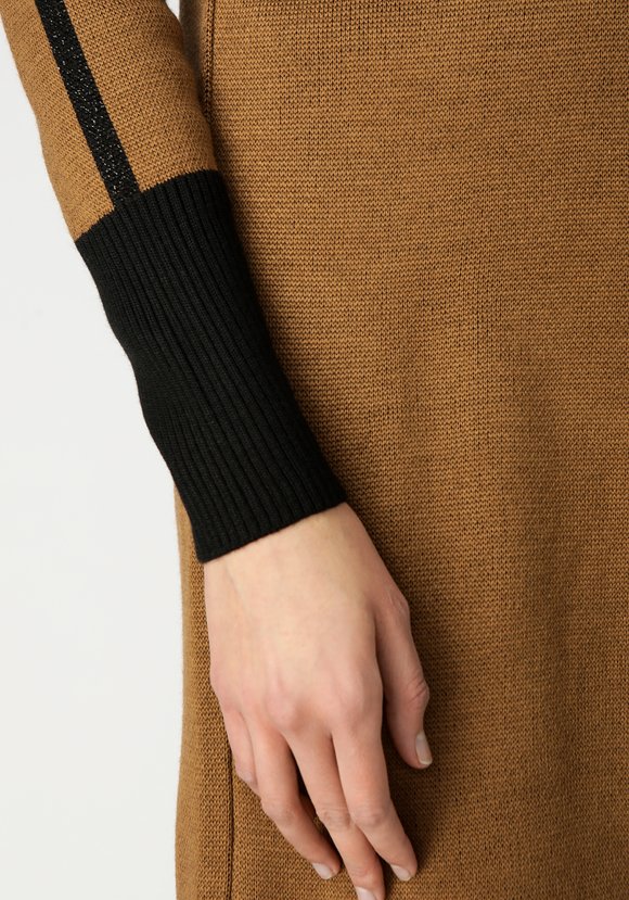 Платье прямого силуэта с контрастной отделкой шир.  580, рис. 5