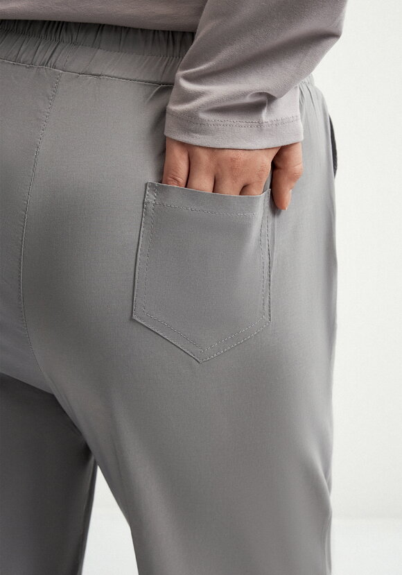 Брюки зауженные с декором из пуговиц шир.  580, рис. 19