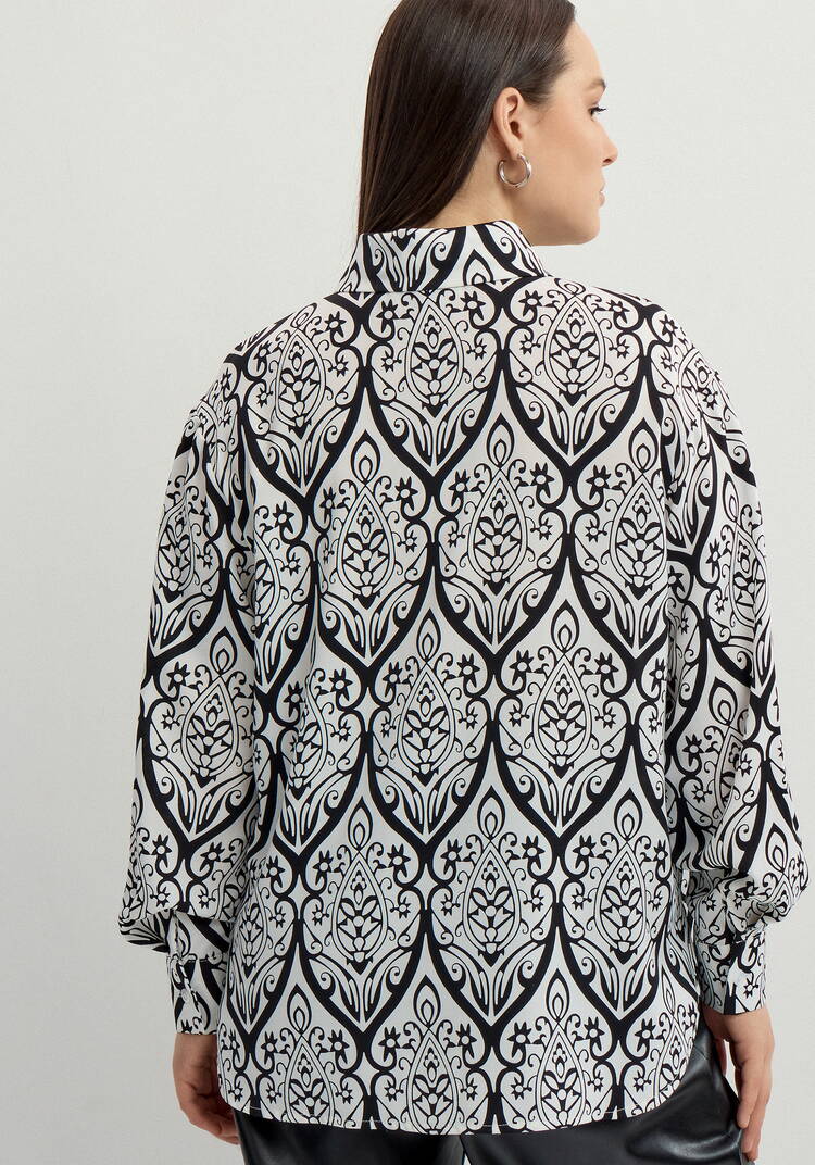 Рубашка на пуговицах с графическим принтом шир.  750, рис. 3