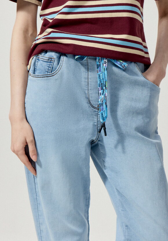 Джинсы с принтом по поясу шир.  580, рис. 22