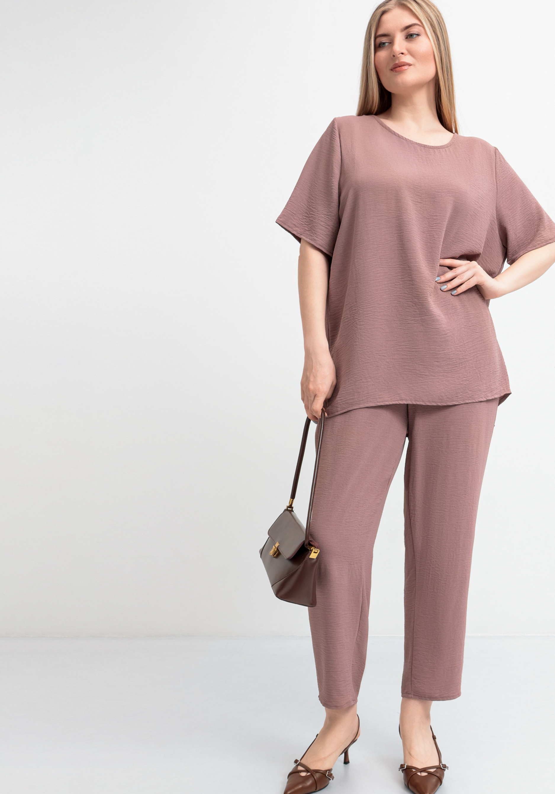 Костюм с брюками из легкой ткани