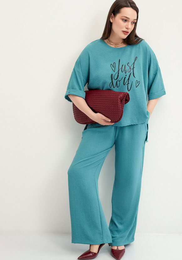 Костюм брючный с лаконичным принтом шир.  580, рис. 11