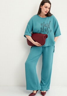 Костюм брючный с лаконичным принтом