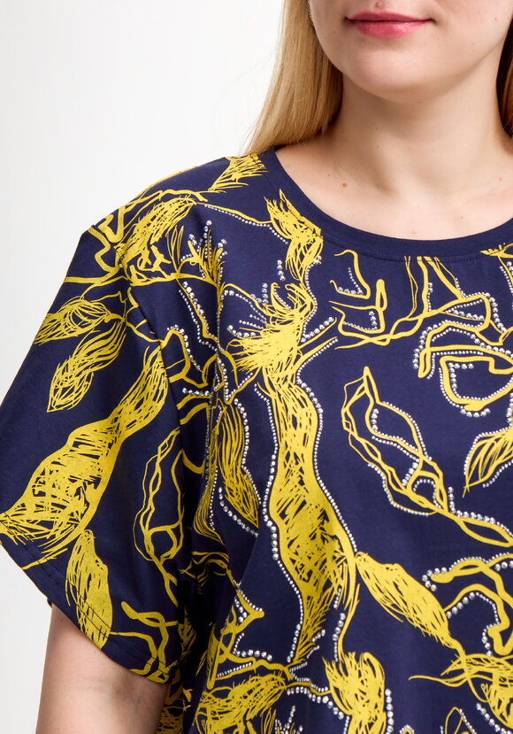 Блуза с оригинальным принтом и стразами шир.  580, рис. 39