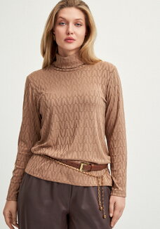 Водолазка с фактурным рисунком и воротом