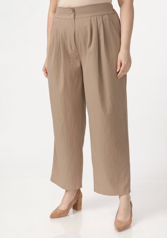 Брюки с защипами на поясе шир.  580, рис. 1