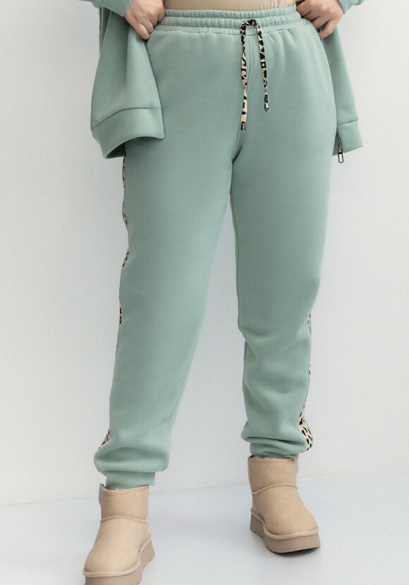 Брюки с леопардовыми лампасами шир.  580, рис. 40