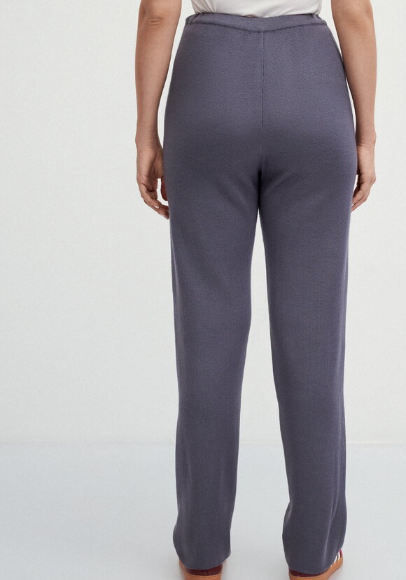 Брюки прямые зауженные книзу на резинке шир.  580, рис. 11