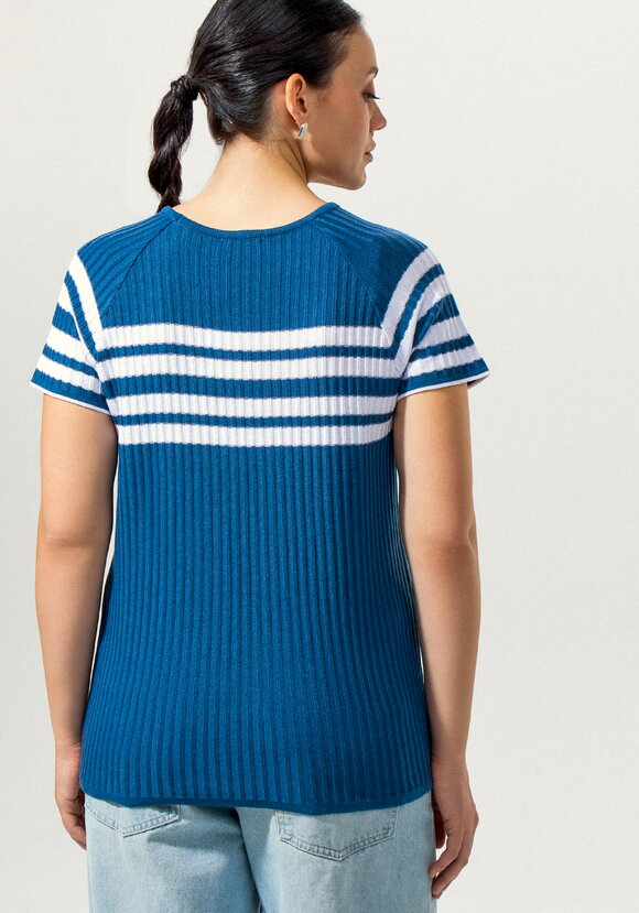 Джемпер с контрастными полосами на груди шир.  580, рис. 10