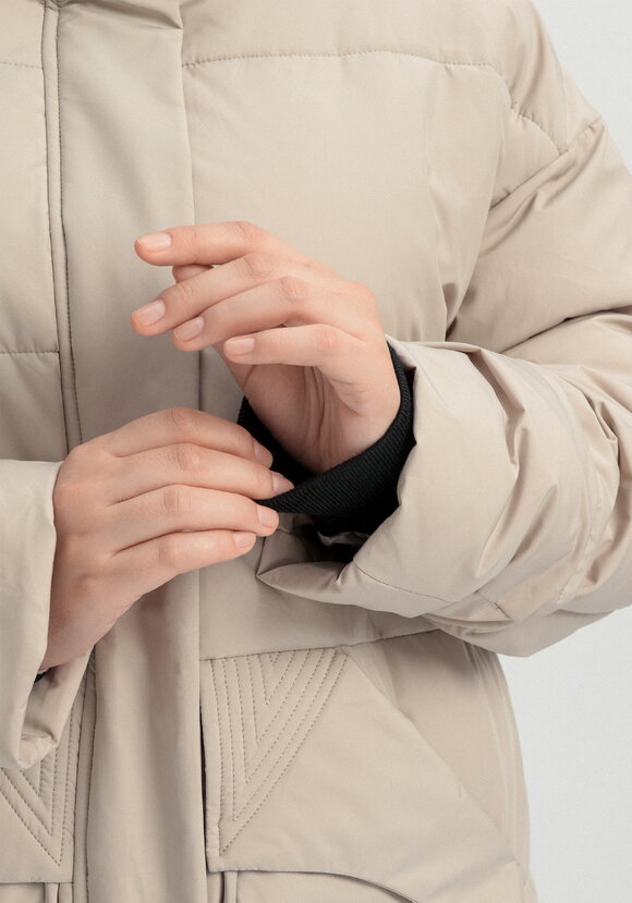 Пуховик стеганый с асимметричными карманами шир.  580, рис. 27