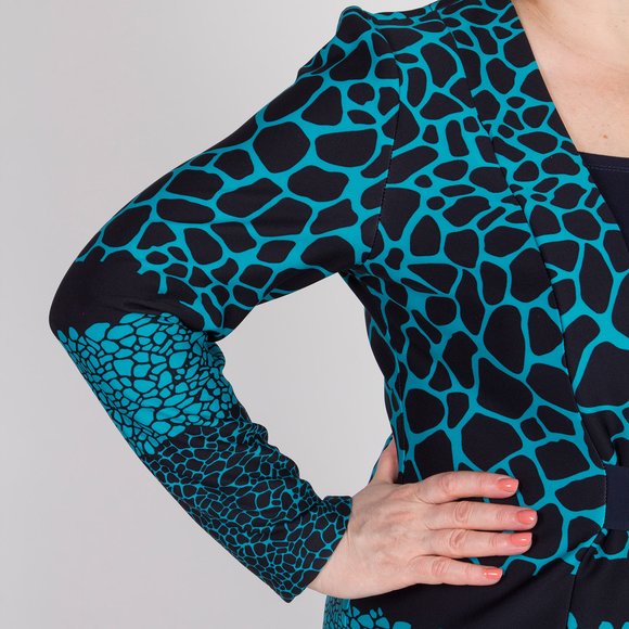 Блуза с эффектом двойки и монохромным принтом шир.  580, рис. 12