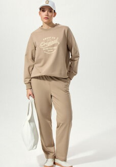 Костюм из брюк и свитшота с принтом на  груди