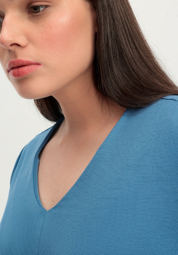 Платье длины миди с V-образным воротником шир.  580, рис. 12