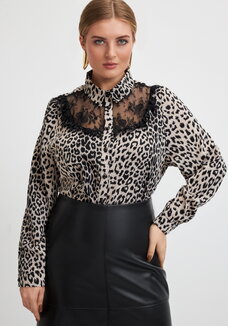 Блуза с анималистическим принтом и кружевом